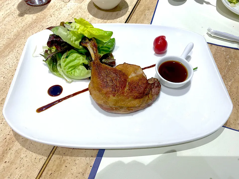 Crispy duck leg confit with green salad in demi glacé sauce|skyblueさん