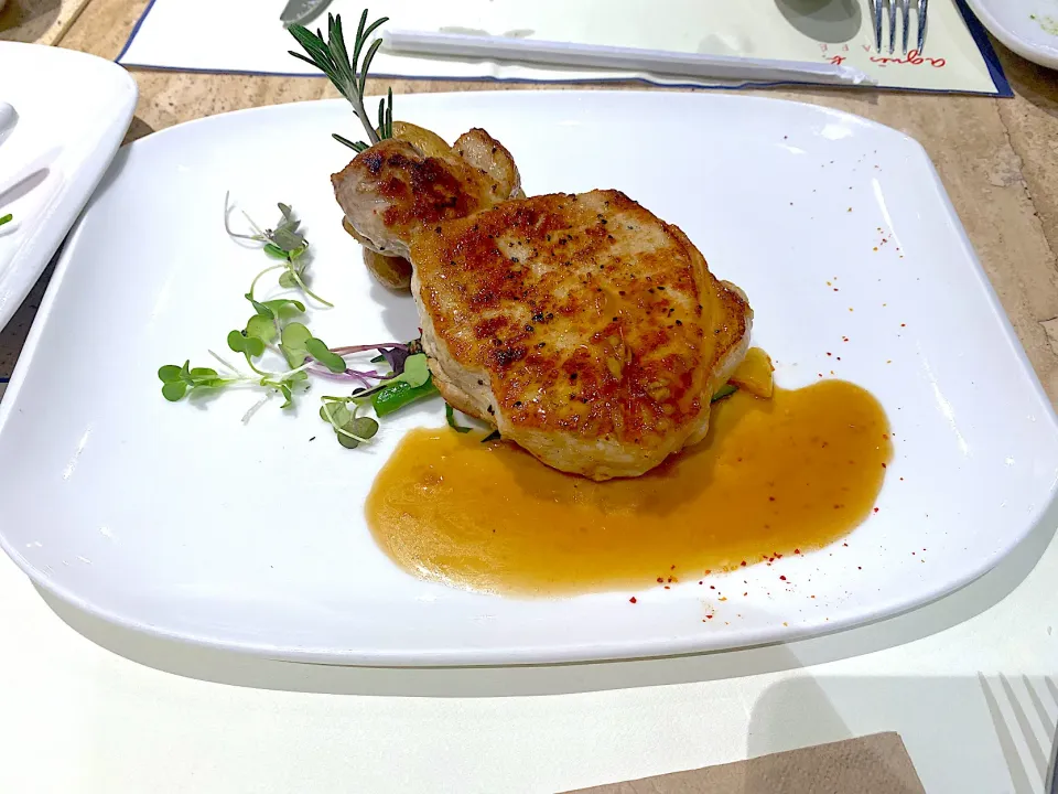 Roasted pork loin in ginger Demi glacé sauce|skyblueさん