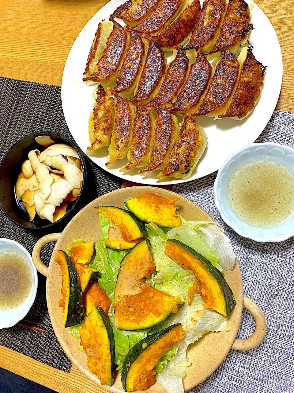 ホットかぼちゃごまサラダ🎃🥗、餃子の雪松、カブの皮めんつゆ漬け|1614さん