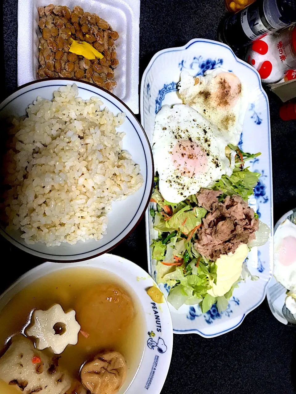 おでんは飲み物w #夕飯　ロウカット玄米ご飯、目玉焼き(塩花椒、塩胡椒)レタス豆苗人参ツナサラダ(ポン酢マヨ)、納豆、おでん|ms903さん