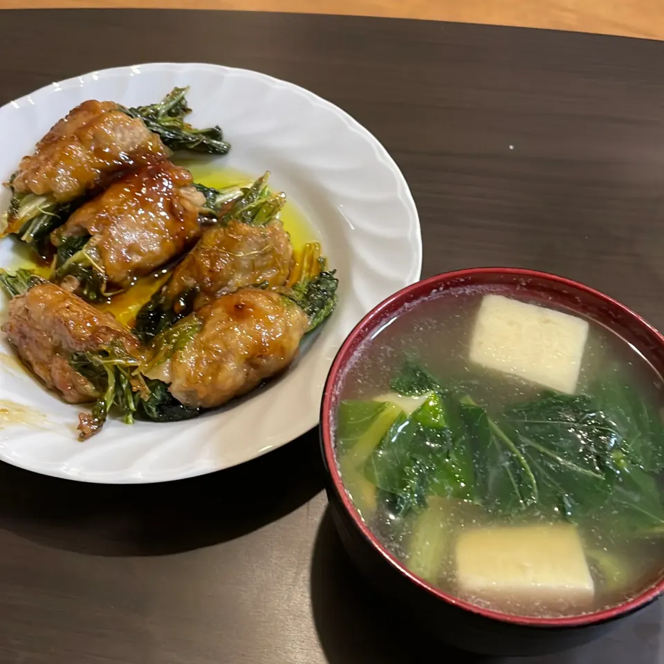 Snapdishの料理写真:水菜の甘辛肉巻き・小松菜と高野豆腐の味噌汁|a-parkさん