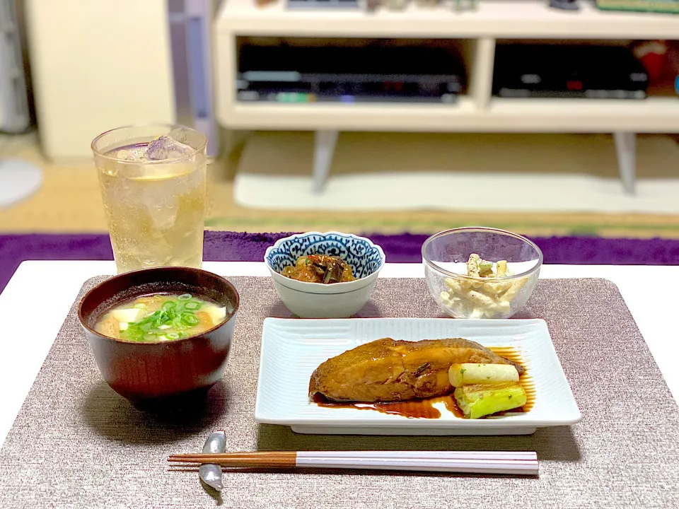 ばんごはん。カレイの煮物、春雨炒め、マカロニサラダ、豆腐のお味噌汁。|yukiさん