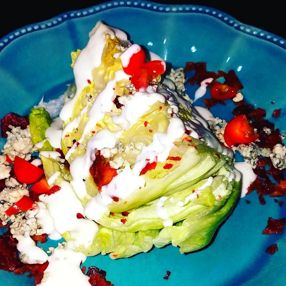 Wedge Salad Fresh Blue Cheese Dressing an Bacon|Manuel Montero Jrさん