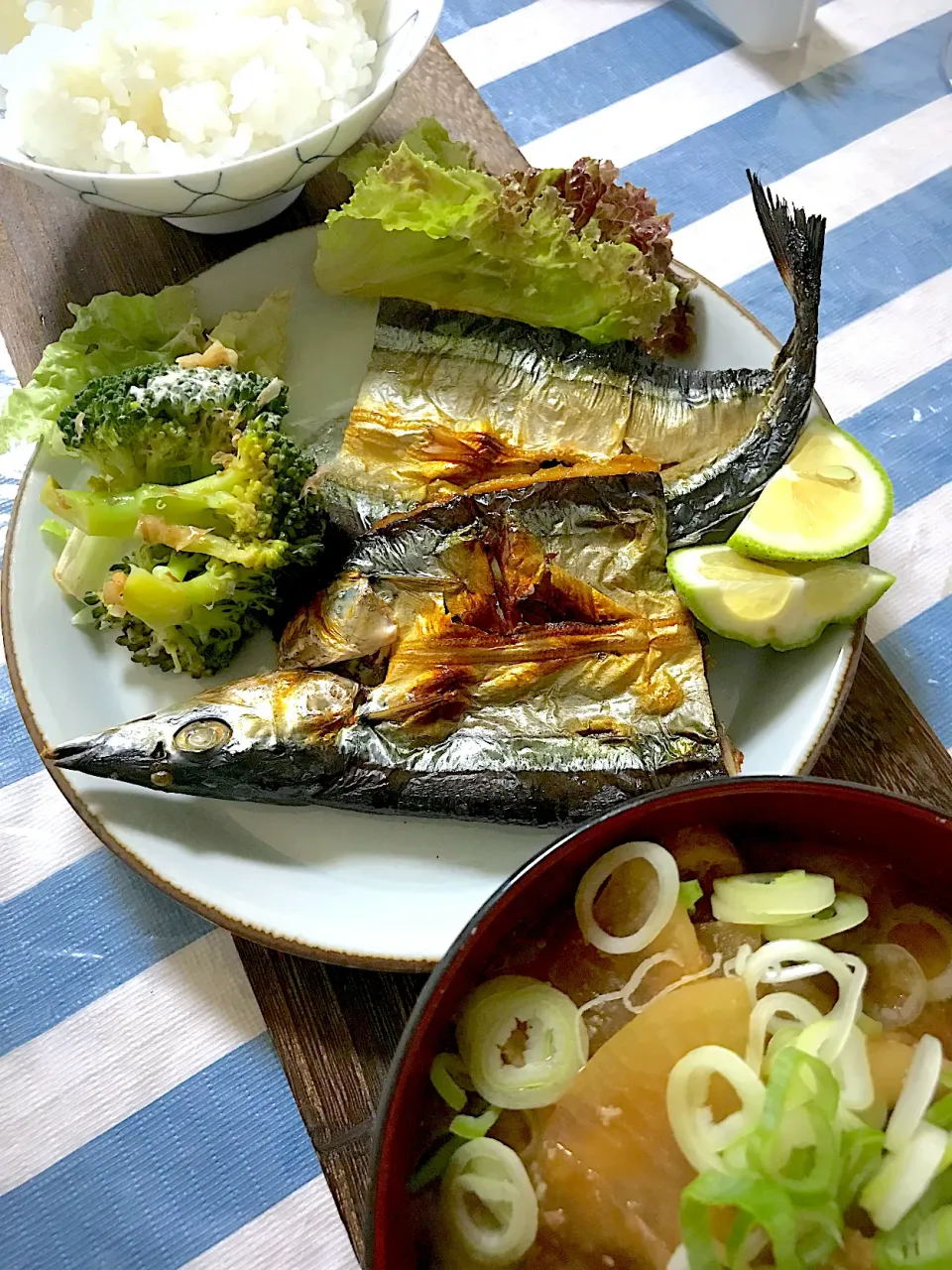 灰ぼし製法秋刀魚の開きと大根と油揚げの味噌汁朝ごはん　自家製麦味噌仕立て|カピバラおやじさん