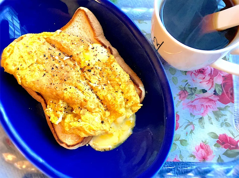 カレー風味チーズオムレツトースト🍞🧀|gunlove❤さん