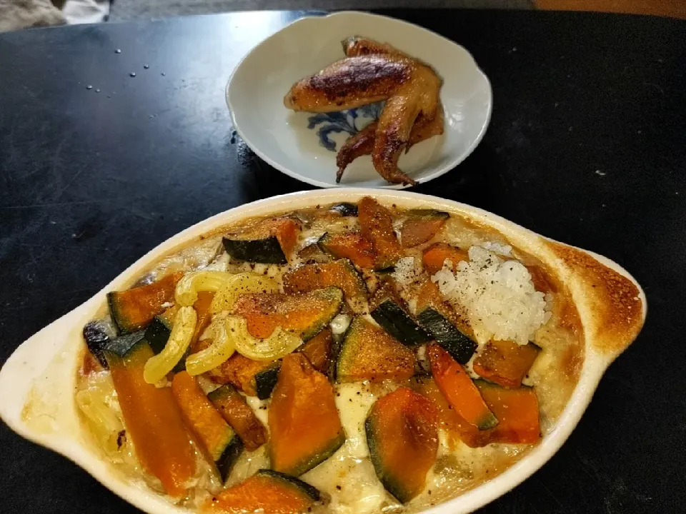 Snapdishの料理写真:夜勤明けカボチャのグラタン&ドリア🎃旨味で使用した手羽先のこんがり焼き|Tarou  Masayukiさん