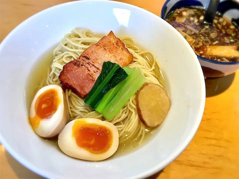 燻製醤油つけ麺　燻製の香りと昆布水の旨味を味わう一杯　燻玉と燻ベーコン、それにいぶりがっこのトッピングでスモーキー。ノーマルのつけ麺は太麺ですが、こちらは細麺を使って昆布水に浸かって出てきます^o^|リフルシャッフルさん