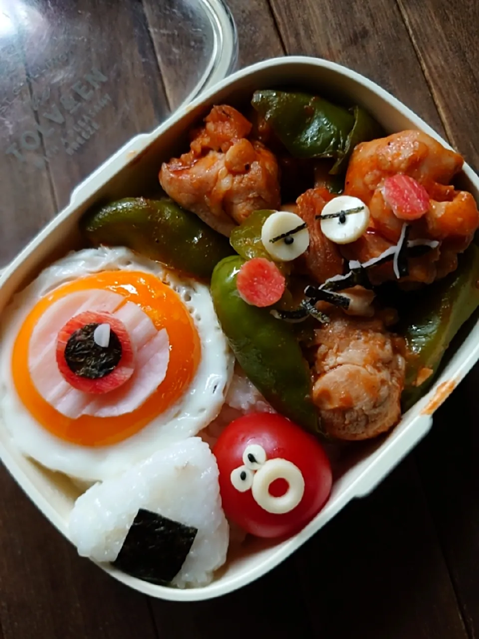 Snapdishの料理写真:漢の…長女用🍱目玉おやじ付きチキンのトマト煮弁当|ᵏᵒᵘさん