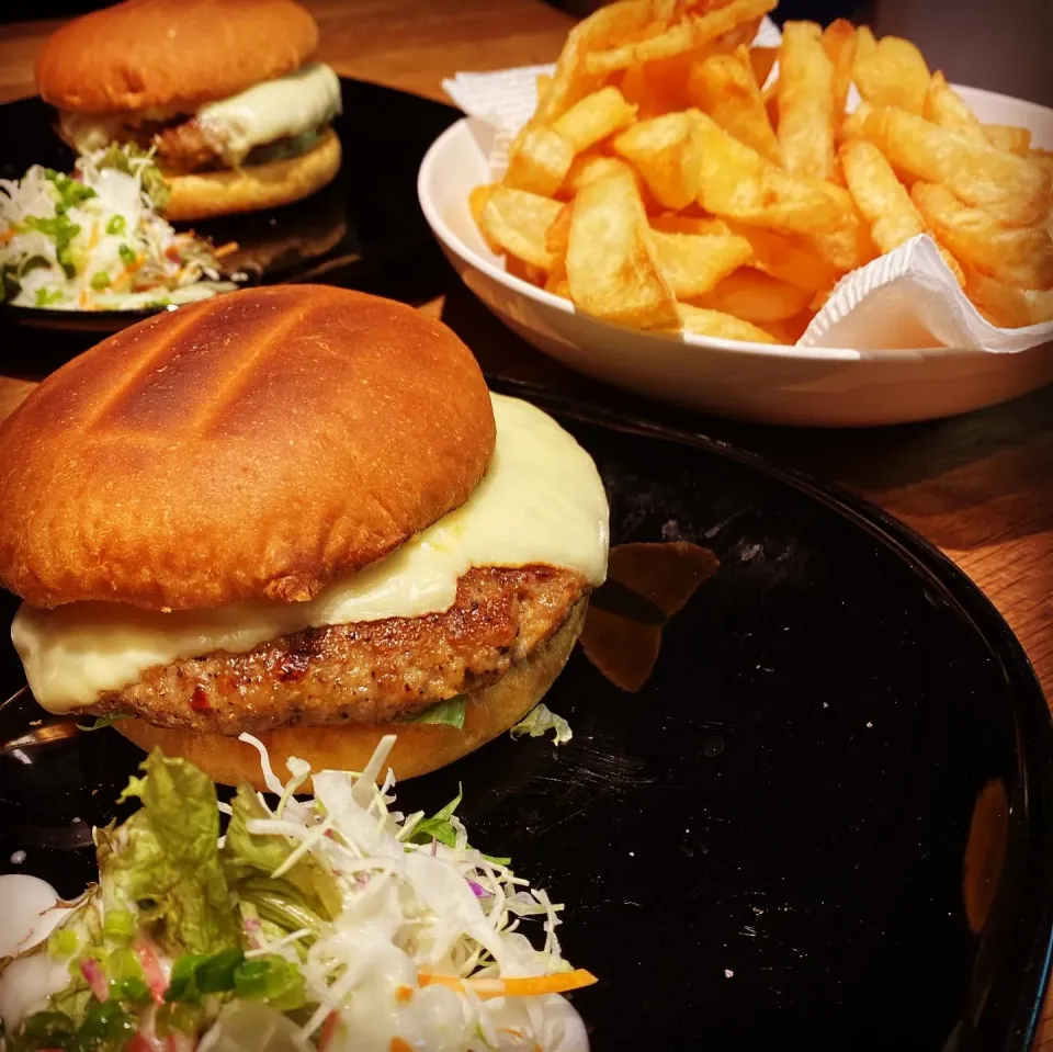 Sunday lunch 
Freshly Made 
Beef Cheeseburger 🍔 with fresh lettuce & Mustard Sauce 
Fresh made Potato Chips 
#burgers #chips #homecooking 
#chefemanuel 
#ilove|Emanuel Hayashiさん