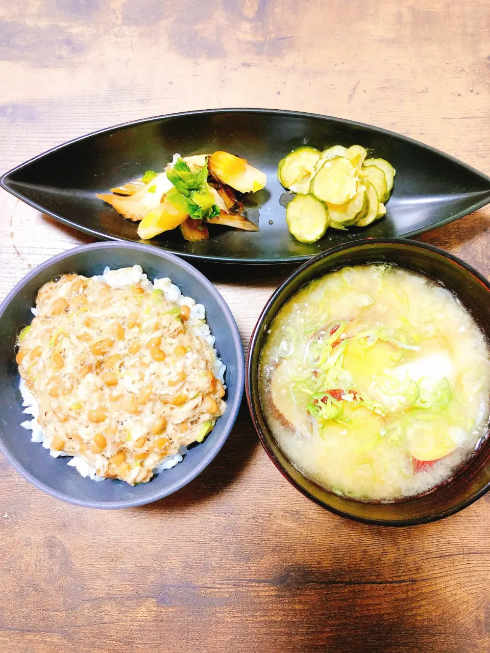 麦トロロ納豆ご飯にさつまいものお味噌汁とセロリときゅうりのお漬物|一言多い君さん