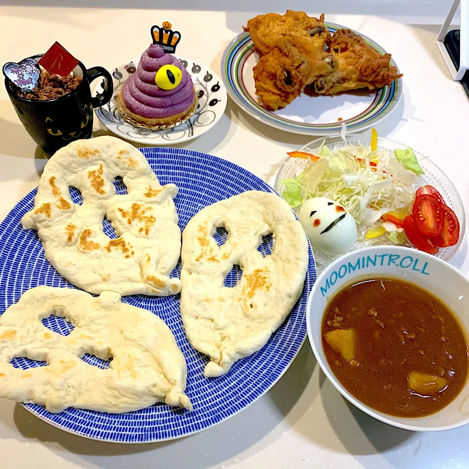 ハロウィン夜ご飯🎃おばけナン👻、カレー、サラダ　お昼ご飯の残りケンタッキー、買ってきたケーキ　お家ハロウィン🧟‍♀️🧟‍♂️|とまこ(*^o^*)さん