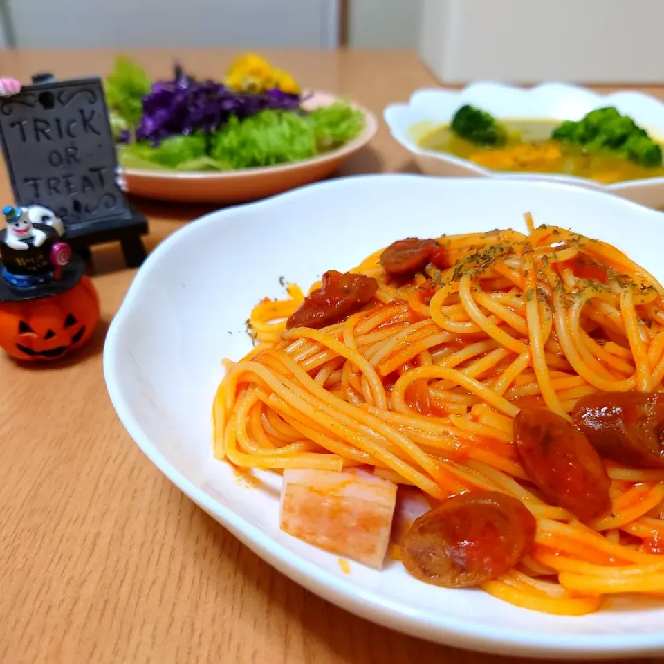 Snapdishの料理写真:【夜ごはん🎃】
ナポリタン
サラダ
かぼちゃスープ|Rie*さん