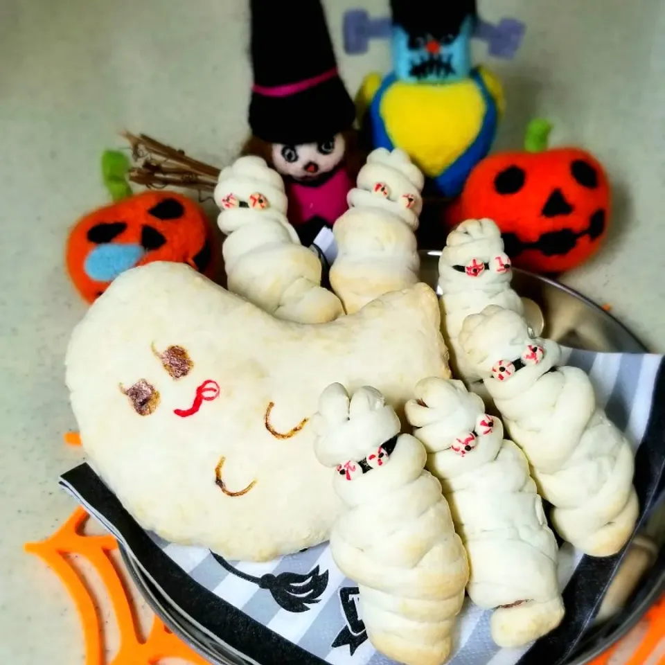 Snapdishの料理写真:ハロウィン🎃食いしん坊おばけパン👻とスマホで夜更かしミイラパン💀|ぱんだのままんさん