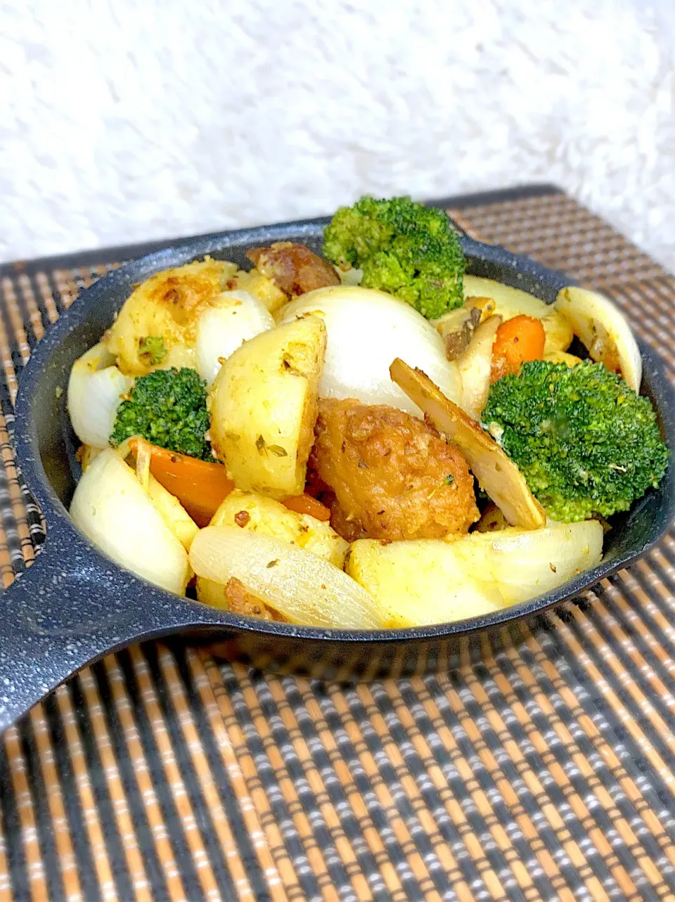 家採れ玉葱と家採れジャガイモのチキン野菜味付カレーパウダー炒め|Clown  Kenpoさん