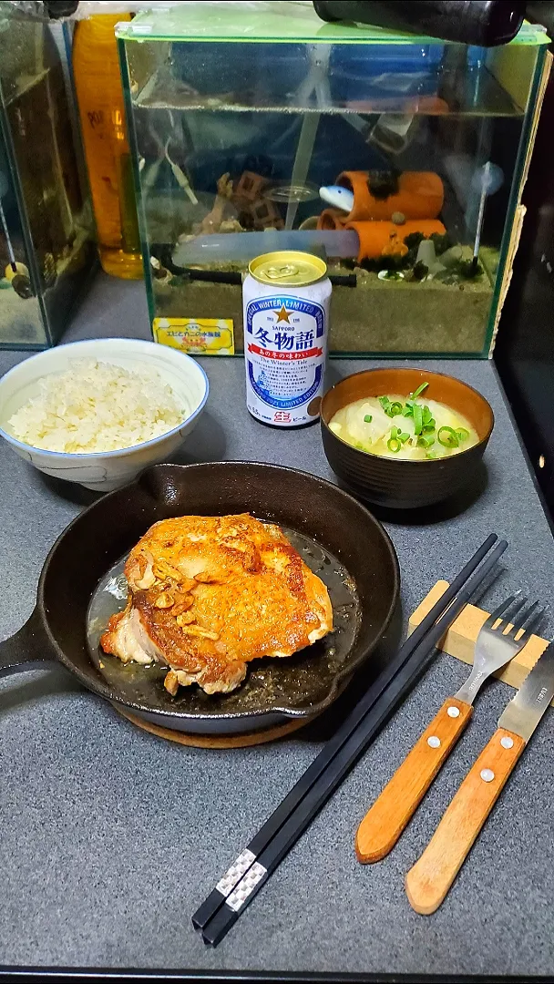 Snapdishの料理写真:塩レモンチキンステーキと白菜しめじ味噌汁🦀|masaki .fさん