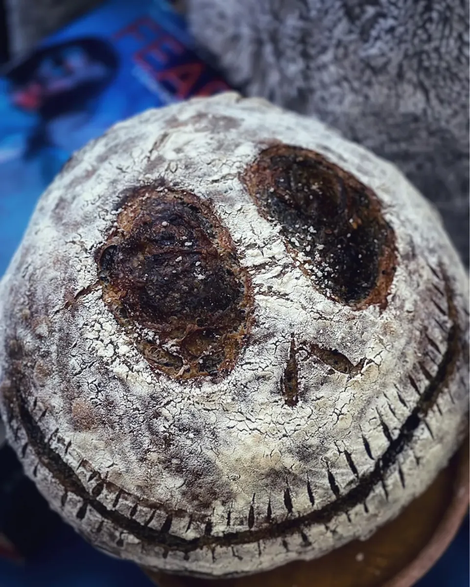 Happy Halloween, charcoal swirled sourdough|12Dragonさん