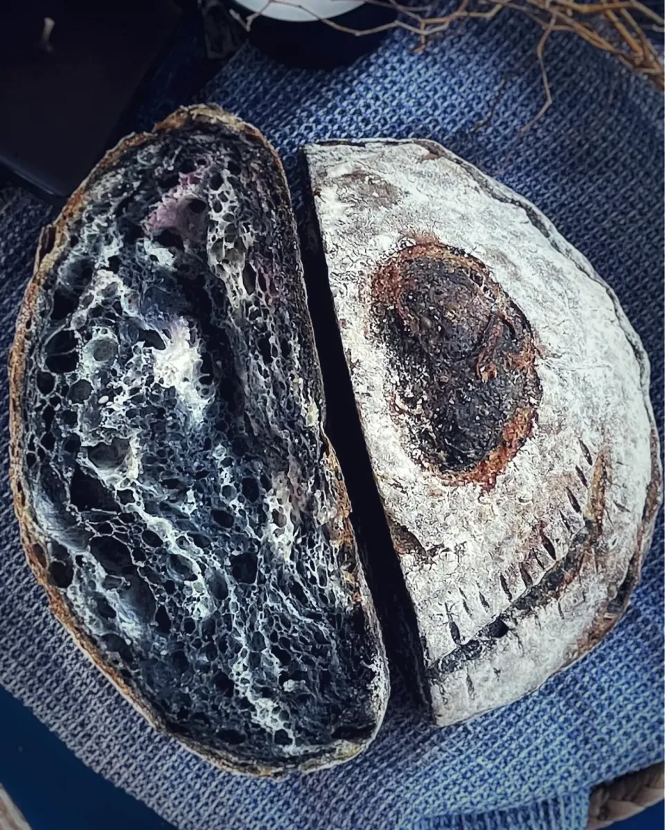 Happy Halloween, charcoal swirled sourdough|12Dragonさん