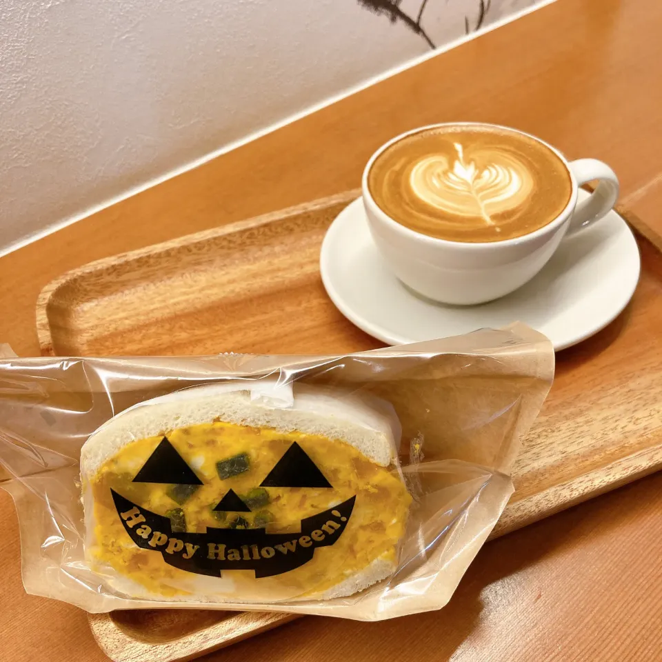 かぼちゃとクリームチーズのサンドイッチカフェラテ🎃👻|ちゃみこさん