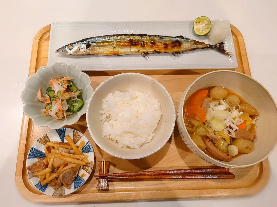 サンマ、モツの味噌煮、胡瓜とカニカマの酢の物、豚と筍のオイスター炒め|sorsmdさん