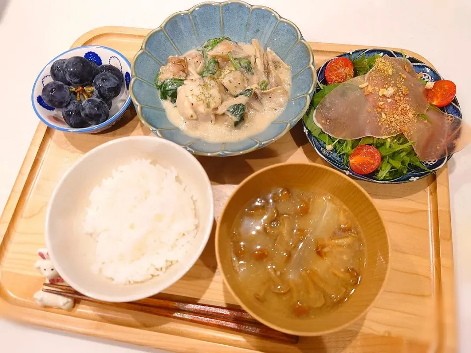 Snapdishの料理写真:チキンとキノコのクリーム煮込み、生ハムサラダ、なめこの味噌汁、巨峰|sorsmdさん