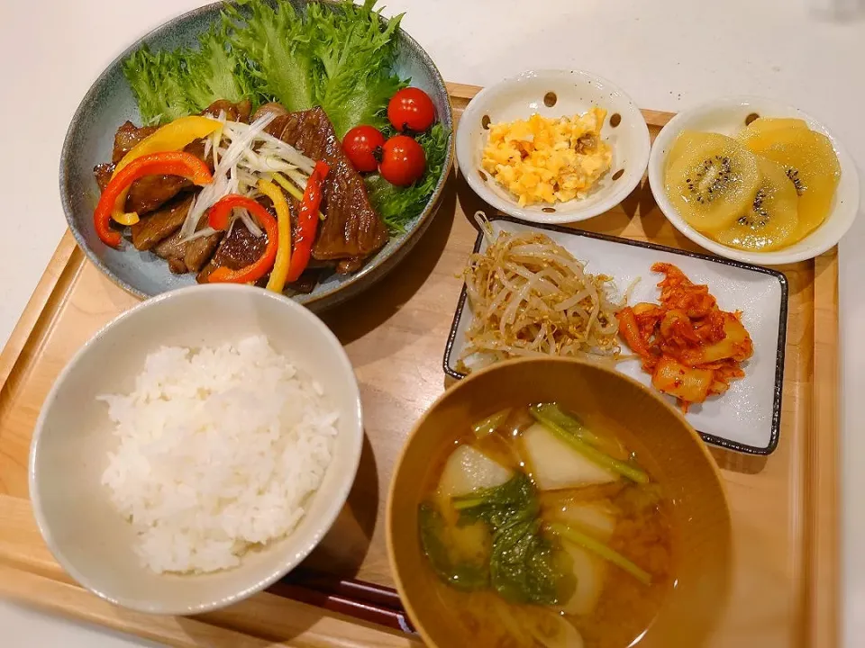 カルビ、もやしのナムル、キムチ、炒り卵のいぶりがっこタルタル和え、味噌汁、キウイ|sorsmdさん