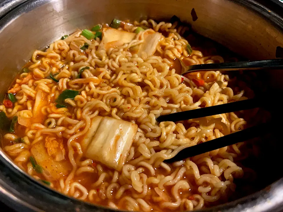 Kimchi noodles with lots of kimchi|Marnelli Dela Cruz Hollandさん