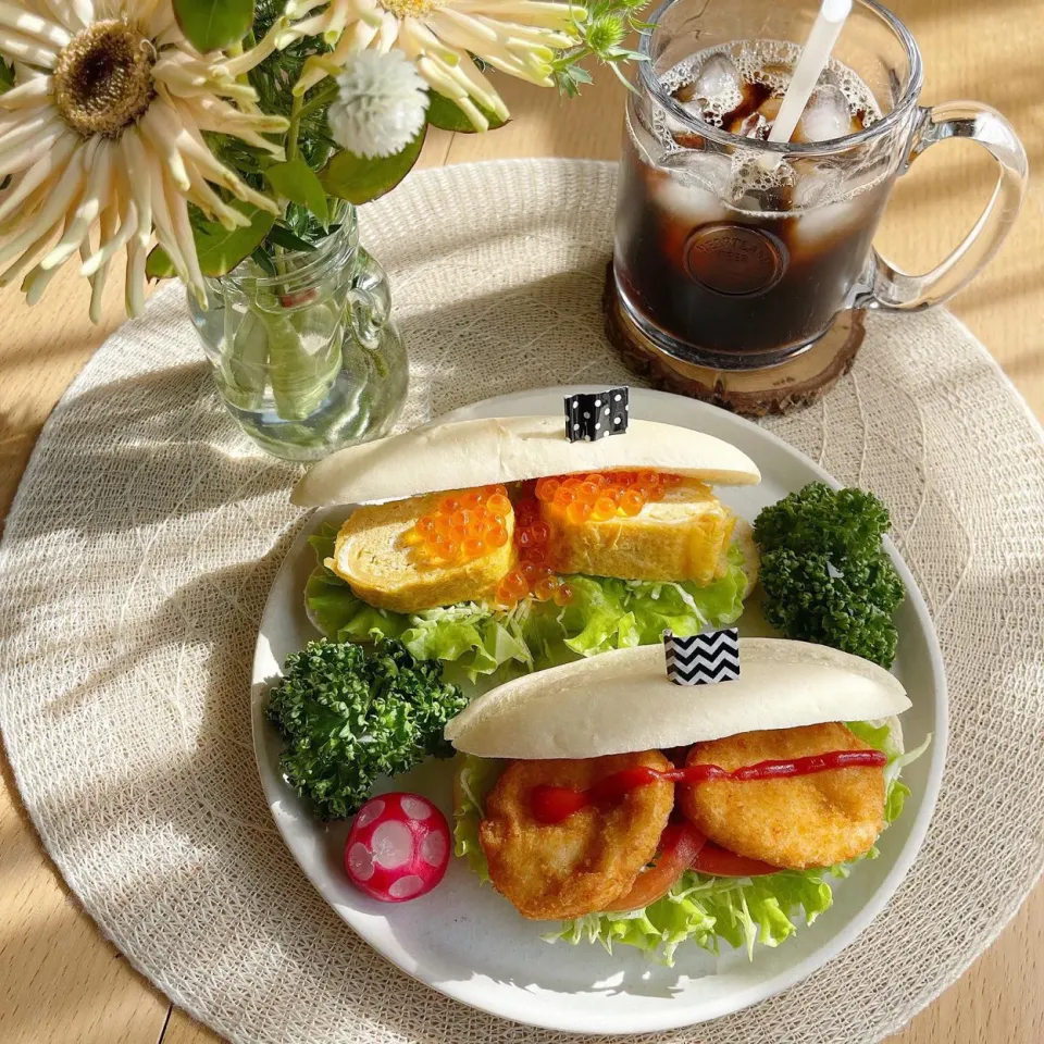 Snapdishの料理写真:11/1❤︎チキンナゲットサンド&いくら乗せたまご焼きサンド🌱✨

〈サンド具材〉
・ソフトフランスパン
・チキンナゲット
・たまご焼き
・いくらの醤油漬け
・フリルレタス.キャベツ.トマト|Makinsさん