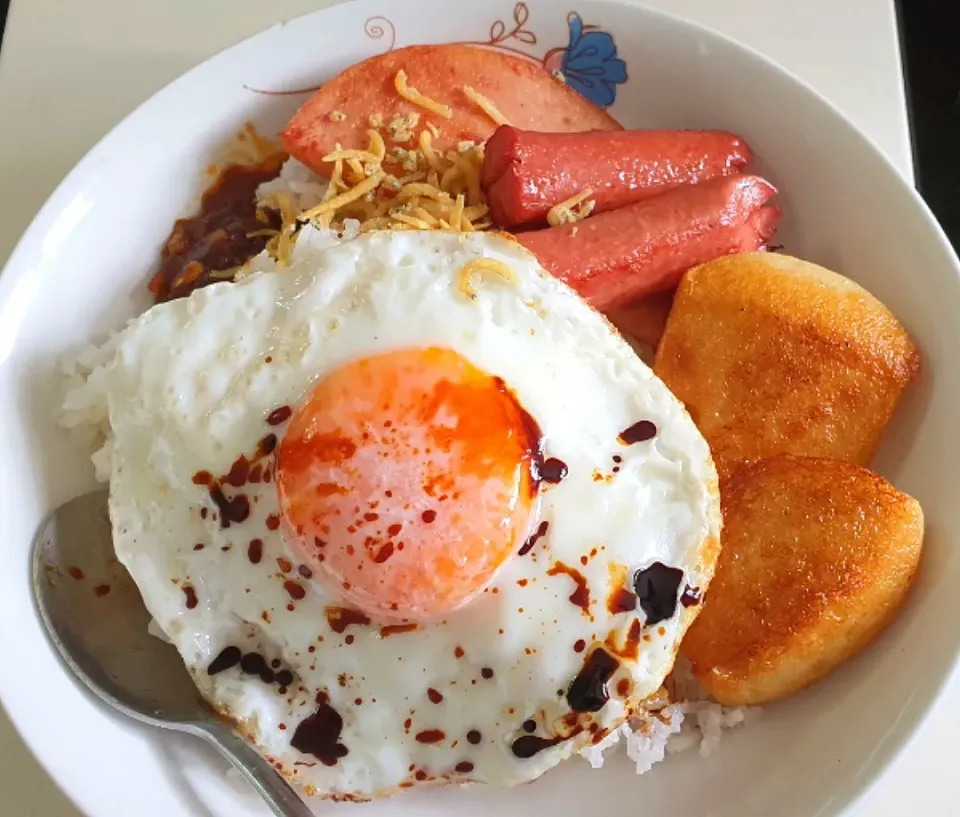 Nasi Lemak 😋🤗🥰🤤 coconut milk rice 
fried egg luncheon meat chicken sausage fish cakes sambal chilli fried Ikan bills 😋 
01 Nov 2021 Lunch|🌷lynnlicious🌷さん