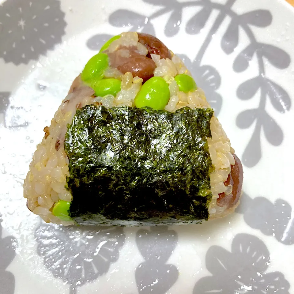 Snapdishの料理写真:枝豆と金時豆の発酵玄米おにぎり|CHIZUさん