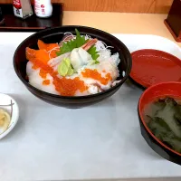 Snapdishの料理写真:ばかね食堂で海鮮丼|Isao Kataokaさん