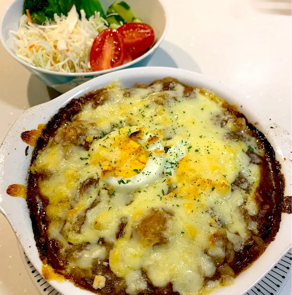 夜ご飯😃サラダ、焼きチーズカレー|とまこ(*^o^*)さん