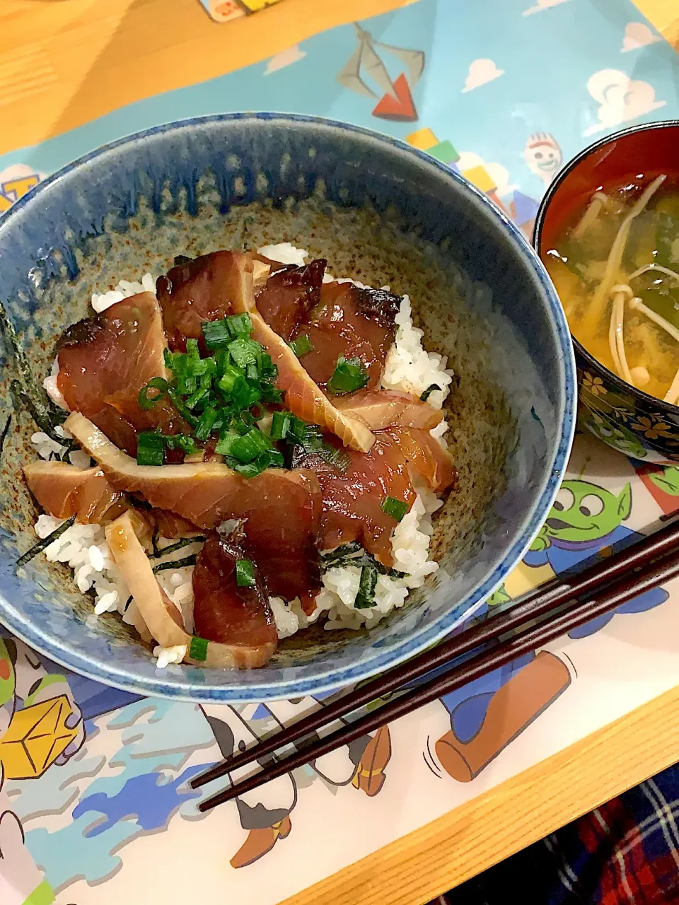 カツオの漬け丼　&   エノキとワカメのお味噌汁|ぺろたんさん