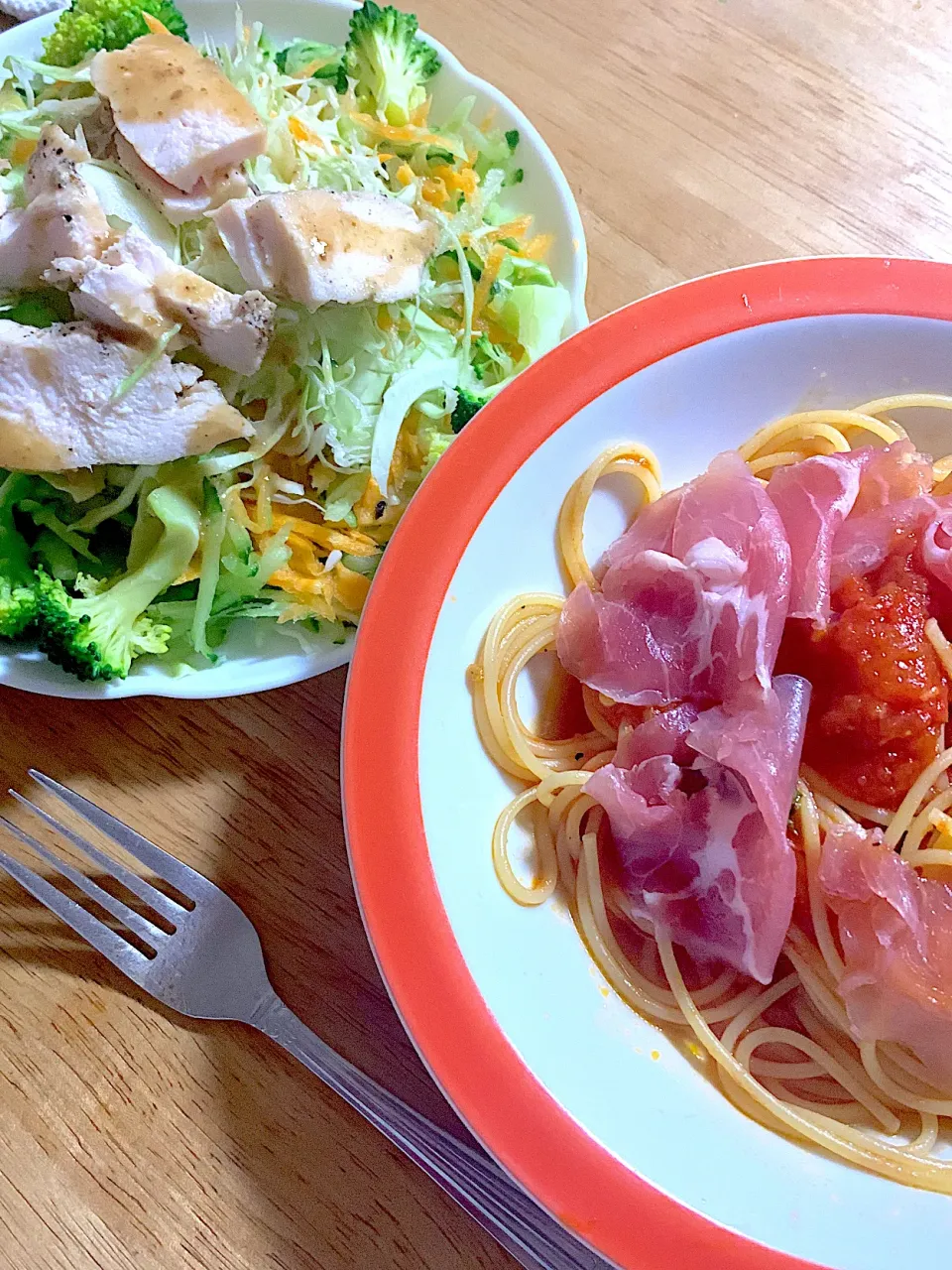 Snapdishの料理写真:生ハムとトマトののパスタ、自家製サラダチキンのサラダ⭐️|kaokaoさん