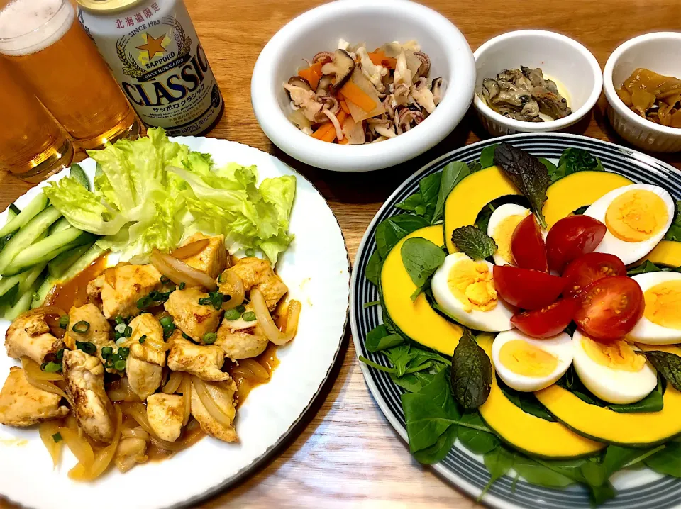 タンドリーチキン風炒め　烏賊げそと野菜のピリ辛炒め煮　サラダ|じゅんさんさん