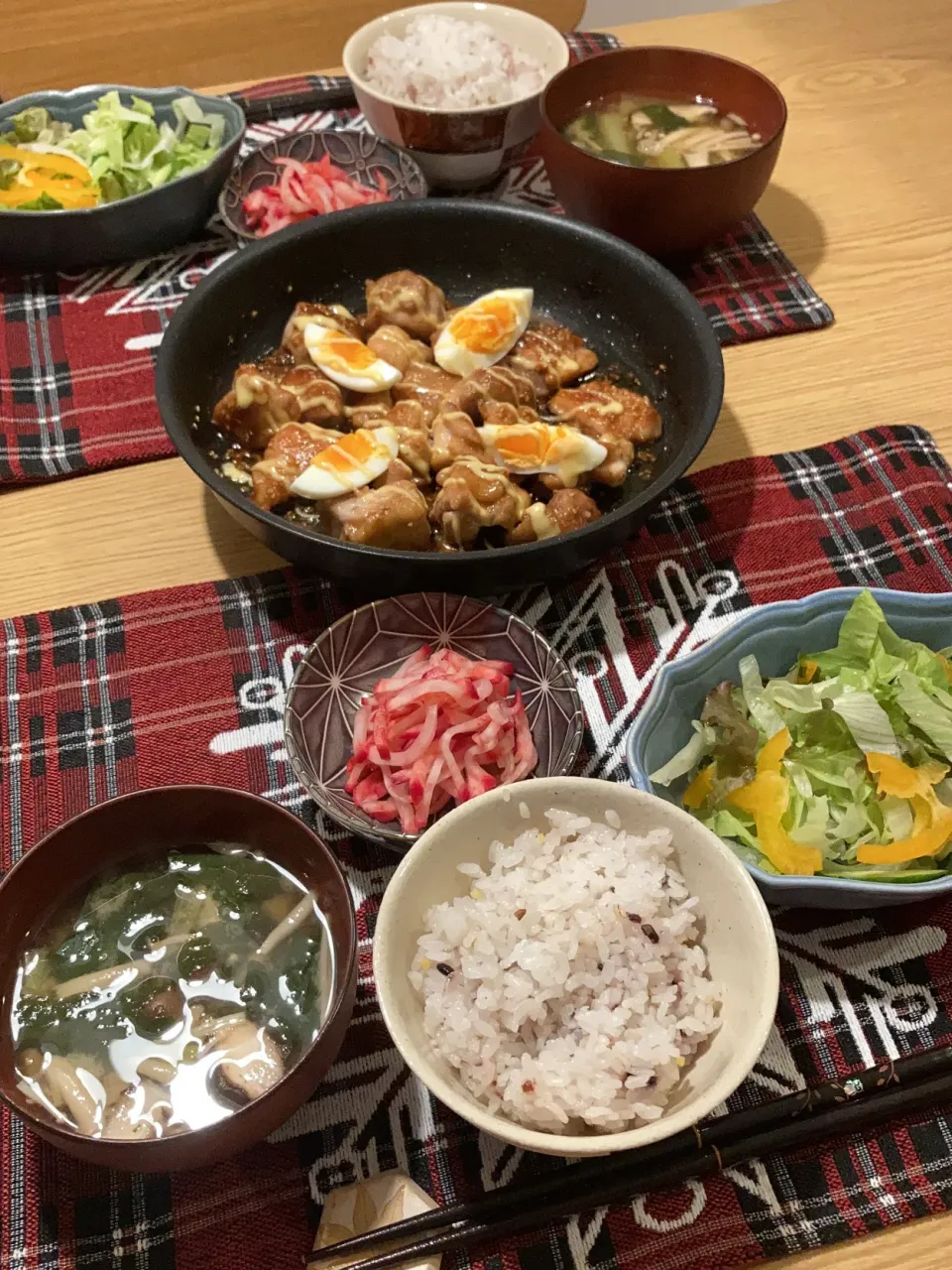 Snapdishの料理写真:鶏肉と卵の韓国風ソースあえ、赤蕪の甘酢和え、サラダ、味噌汁(きのこ、小松菜)|ツインうさぎさん