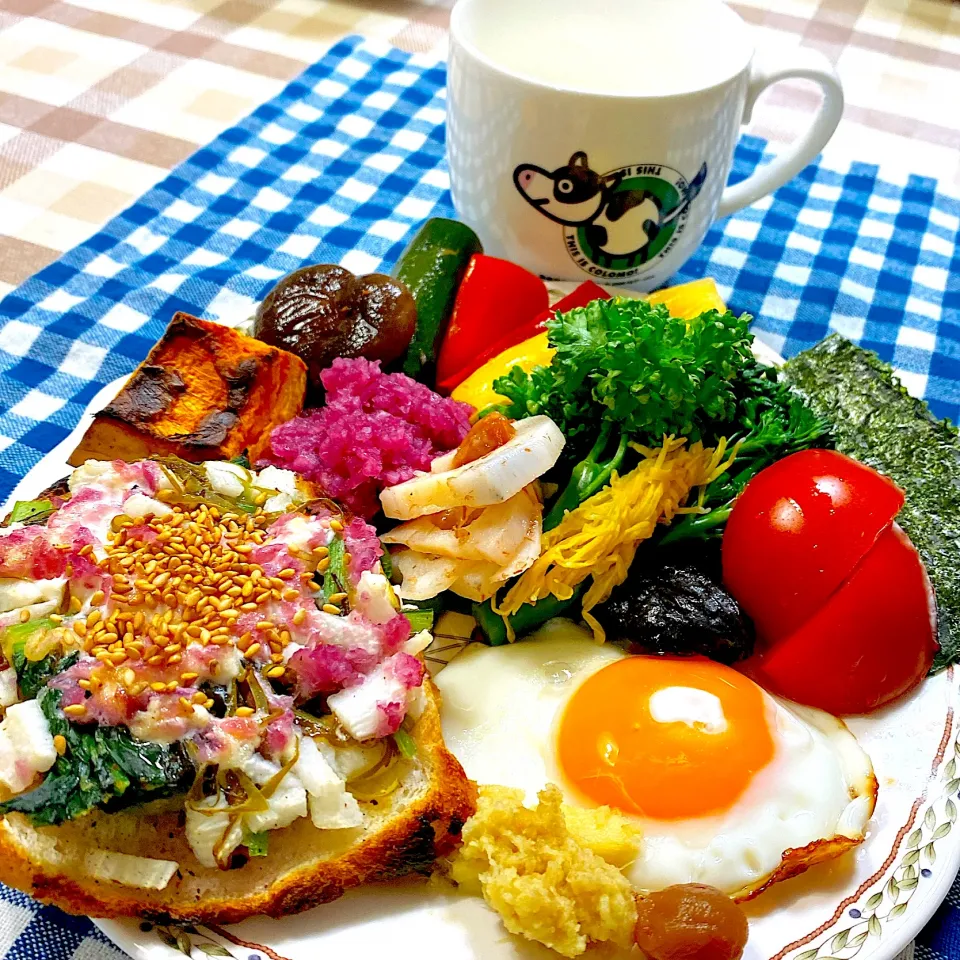 今日の朝ごはん★長いも、めかぶ、もずく、とろろ昆布、紫玉ねぎ、小松菜のマヨ麹トースト|riko30294さん