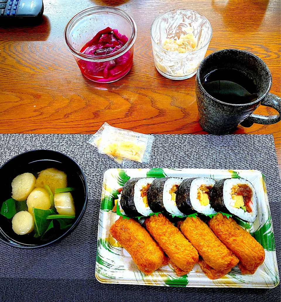 Snapdishの料理写真:助六寿司、お吸い物|yakinasuさん