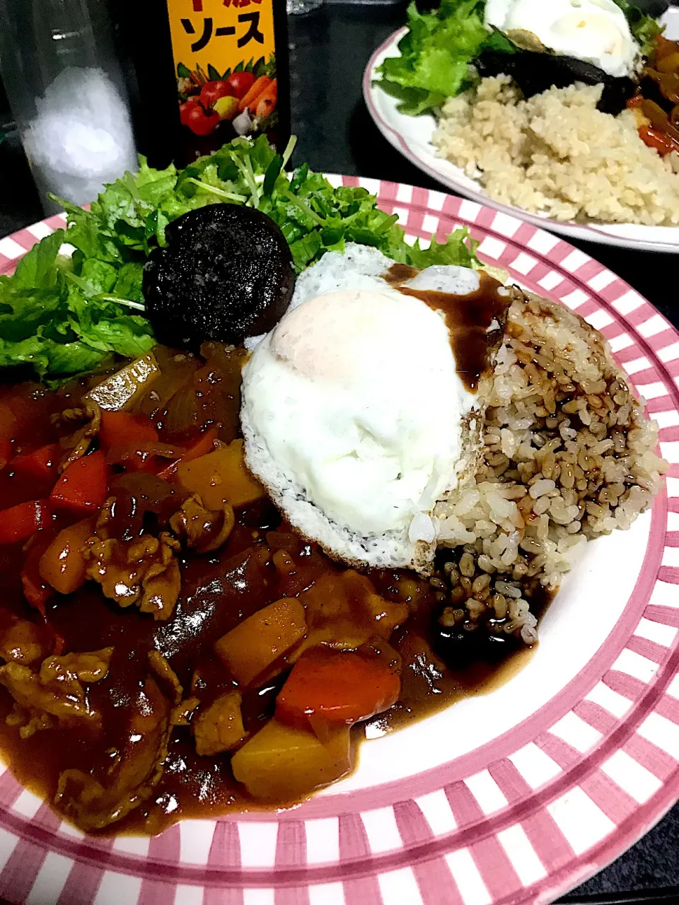 やっぱりソースはご飯の方にかける派です #夕飯　One-Plate Dish(カレーロウカット玄米ライス、レタス豆苗サラダ、目玉焼き(ターンオーバーじゃないやつ)、椎茸)|ms903さん