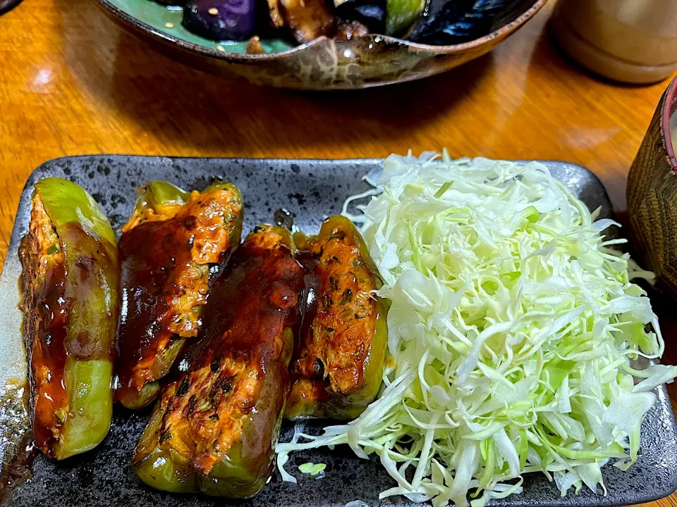 玉ねぎが無かったので代わりに小松菜を使った肉詰めピーマン|さんだーさん