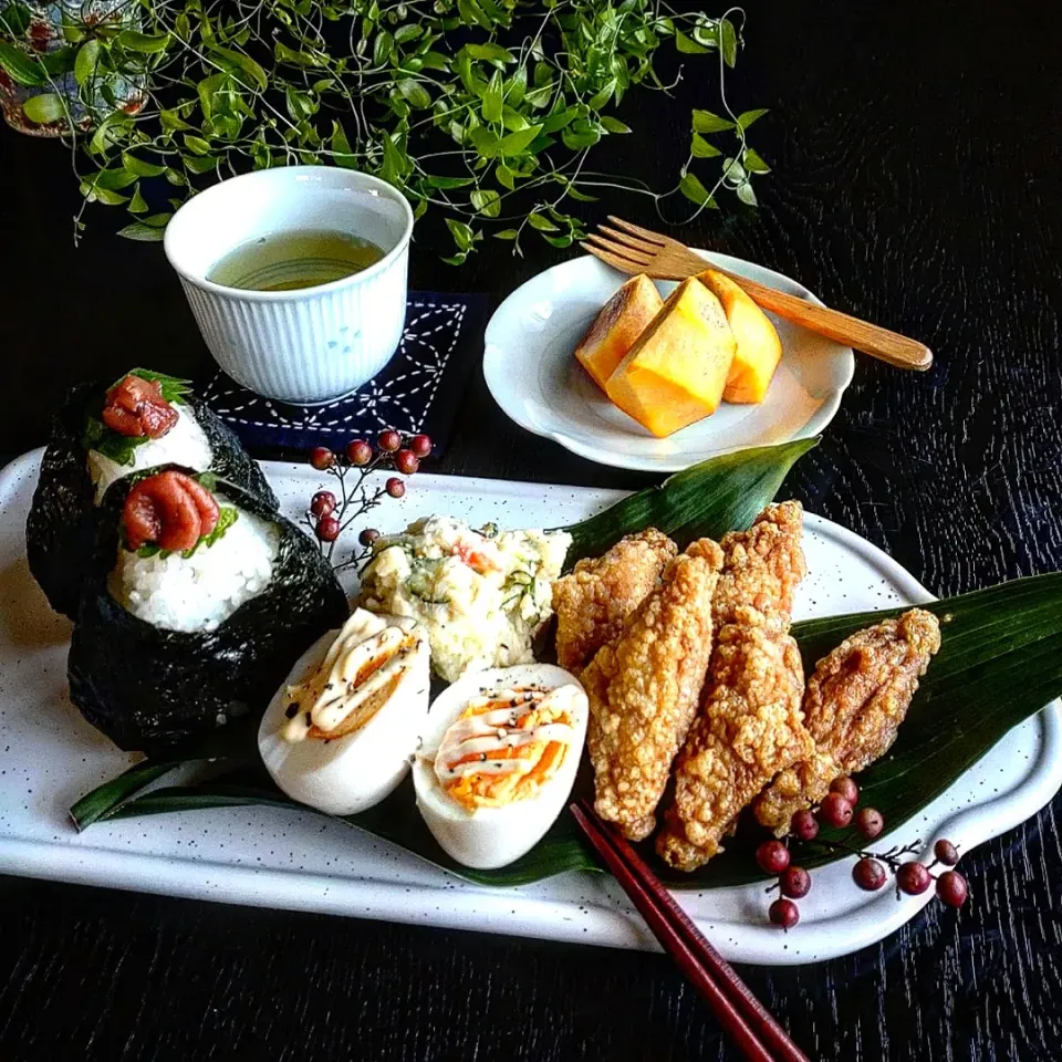 Snapdishの料理写真:手羽中の唐揚げとおにぎり🍙の昼ごはん|瑞さん