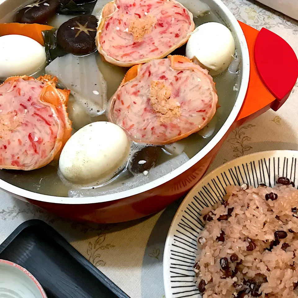 蟹面もどき練り物が入ったおでん🍢とガッテン流簡単お赤飯😊|てるみさん