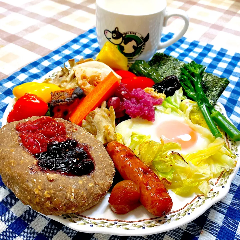 Snapdishの料理写真:今日の朝ごはん★全粒粉とオートミールのブルーベリーパン&巣ごもり目玉焼き|riko30294さん