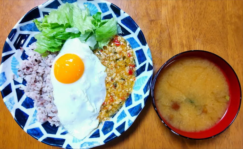 １０月２３日　ガパオライス　なめことわかめのお味噌汁|いもこ。さん