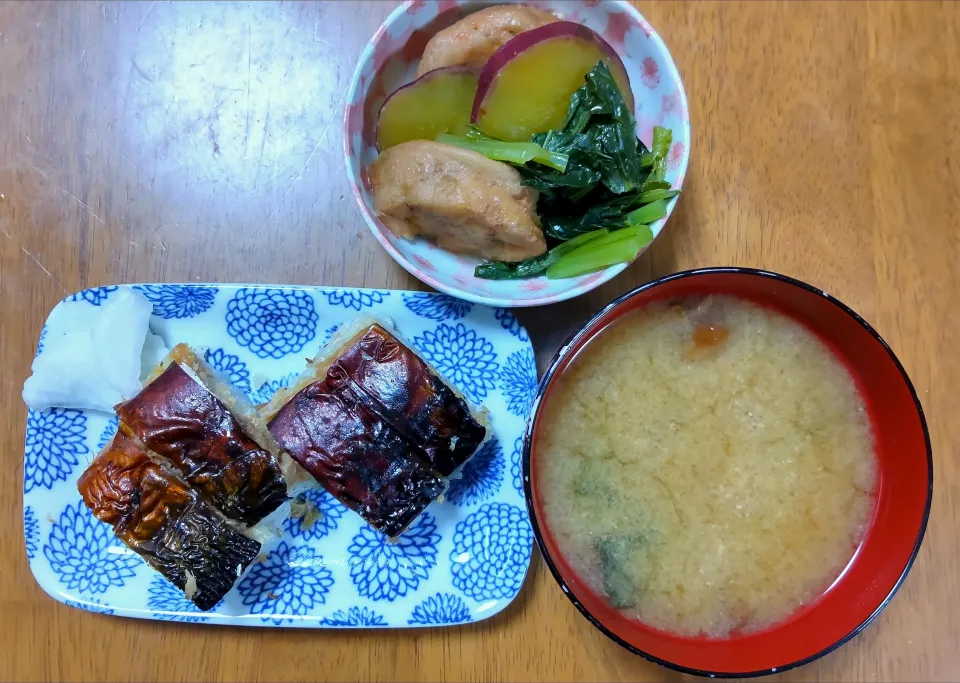 １０月２４日　焼き鯖の押し寿司　枝豆がんもとさつまいものレンチン含め煮　なめことわかめのお味噌汁|いもこ。さん