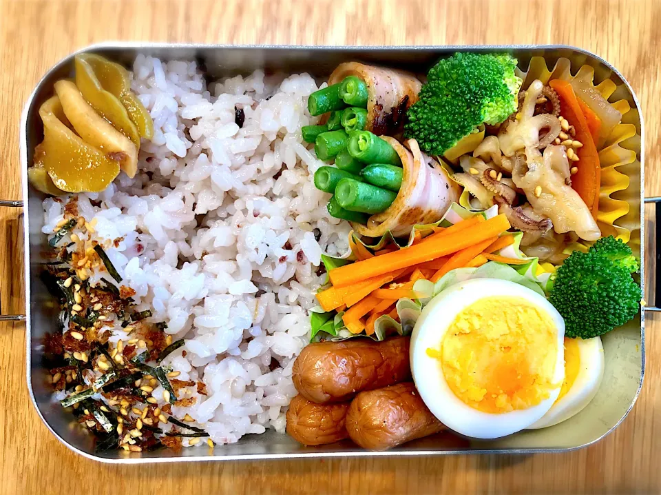 Snapdishの料理写真:サラ弁　　　　　　　　　　　　　　　　　　インゲン豆のベーコン巻きソテー　茹で卵　烏賊げそ炒め煮　人参ラペ　ウインナー|じゅんさんさん