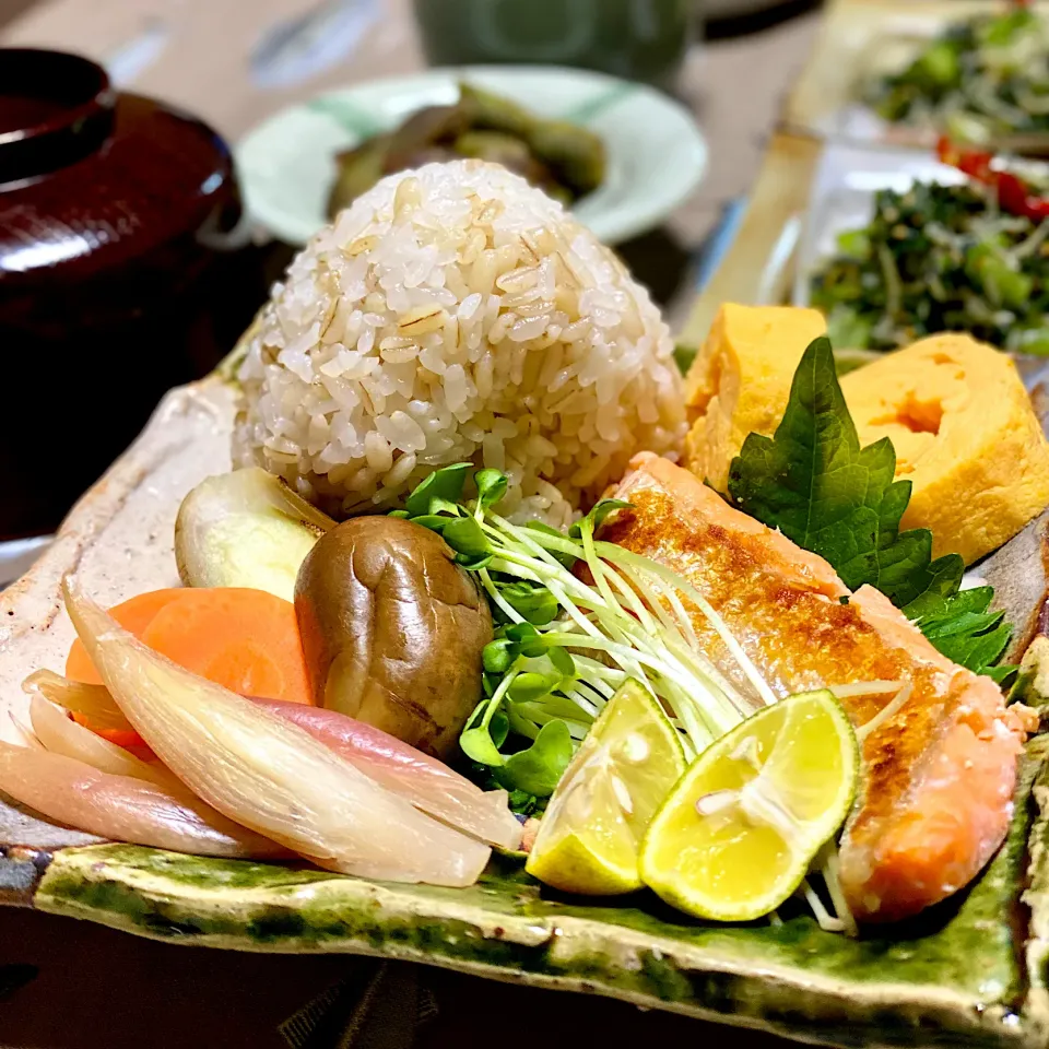 Snapdishの料理写真:もち麦ご飯でおにぎりプレート 🍙|goo_goo💕さん