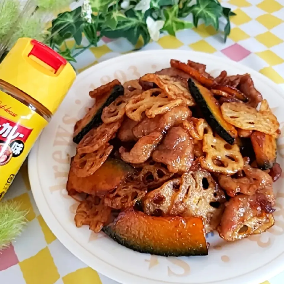 \カレー風味の甘酢がからむ！/
れんこんとかぼちゃの甘酢炒め|小豆🌼さん