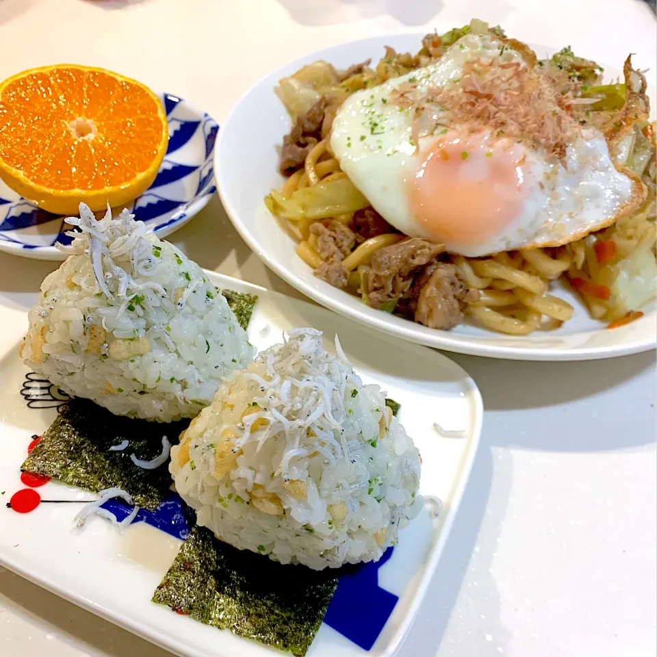 Snapdishの料理写真:夜ご飯😃悪魔のおにぎりしらすいり、焼きうどん、平岡農園さんのみかん|とまこ(*^o^*)さん