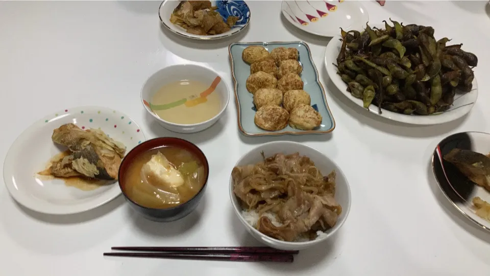 Snapdishの料理写真:晩御飯。🌟黒枝豆🌟鮭のちゃんちゃん焼き🌟豚丼🌟明石焼き🌟みそ汁（キャベツ、厚揚げ）今日は次男の校外学習。500円持って魚の棚へ。何買ってくるか冷や冷やして待ってたら、明石焼きやった🤣|Saharaさん