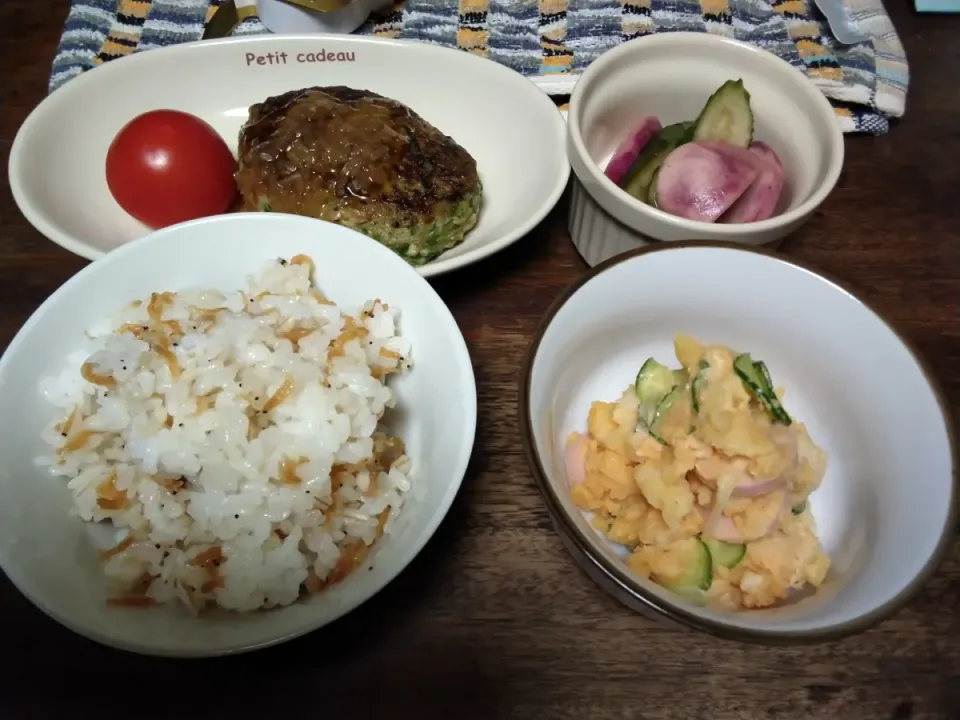 晩ごはん、餃子の具のハンバーグ、漬け物、干しオキアミの佃煮混ぜご飯、魚肉ソーセージのコチュマヨポテサラ|にんにくと唐辛子が特に好き❤️(元シャリマー)さん